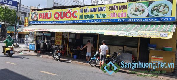 Sang quán hủ tiếu nam vang - cơm tấm, nằm ngay góc ngã 3 Lũy Bán Bích với Dương Khuê, quận Tân Phú.