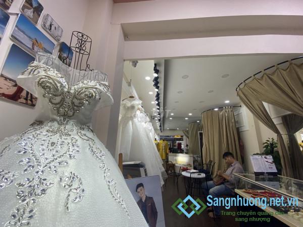 Sang nhượng studio áo cưới mặt tiền đường Hồ Văn Huê, phường 9, quận Phú Nhuận. 