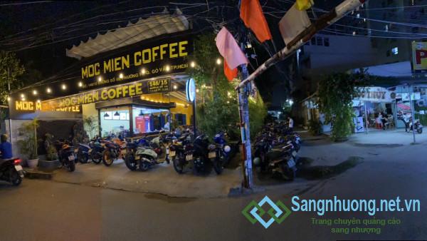 Sang quán cafe  trục đường lớn, đông người qua lại, gần trường THPT và nhiều trường đại học, cao đẳng.