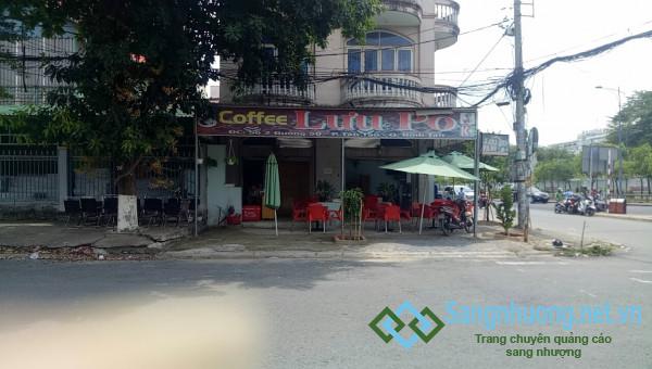 Sang nhanh quán cafe mặt tiền đường, nằm khu dân cư đông đúc.