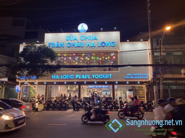 Sang quán Sữa Chua Trân Châu Hạ Long nằm ngay trục đường chính Cách Mạng Tháng 8, quận 3.