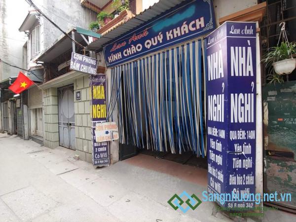 Sang nhượng nhà nghỉ giá rẻ nằm ở số 8 ngõ 342, Khương Đình, quận Thanh Xuân, Hà Nội.