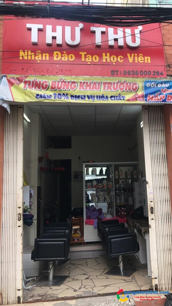 Cần sang gấp salon tóc hẻm xe hơi đi được tại khu dân cư đông đúc, đang hoạt động.