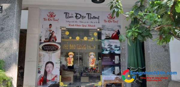 Sang nhanh spa đầy đủ dụng cụ, gần khu dân cư đông đúc, mặt tiền đường lớn.